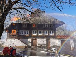 Das berühmte schwarzwaldhaus ist das typische bauernhaus des mittleren und das schwarzwaldhaus. Brand In Linach Altes Schwarzwaldhaus Wird Raub Der Flammen Furtwangen Umgebung Schwarzwalder Bote