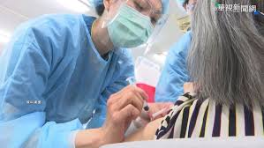 麻腮风三联疫苗（英語：measles mumps and rubella vaccine, mmr），港澳台译为麻疹腮腺炎德國麻疹混合疫苗，，大陆简稱麻腮风疫苗，是预防麻疹、腮腺炎、风疹（德國麻疹）的疫苗，由三種疾病病毒的活性減毒性病毒混合而成，是以注射的方式施打疫苗。 N Hopnbj5fvktm