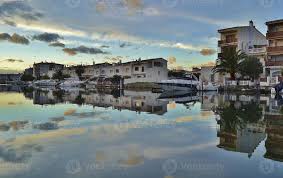 Ferienhäuser mit beheiztem privatpool in empuriabrava. Solnedgang Pa Stranden Av Empuriabrava Stad I Costa Brava Spanien 2455867 Stock Photo