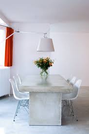 Un Appartement En Beton Depourvu De Tout Artifice Concrete Dining Table Dining Table Chairs Interior Furniture