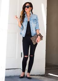Este estilo casual con chamarra de mezclilla se combina especialmente bien con prendas lisas y en tonos neutros, como un pantalón liso en color negro y tiro alto. Outfits Con Chamarra De Mezclilla Classic Outfits Casual Outfits Jacket Outfits