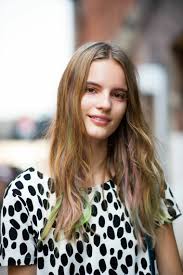 In virtù di quanto detto fino ad ora, un metodo ragionevole per eliminare i riflessi rossi dai capelli castani e scuri può consistere nell' . Capelli Castano Chiaro Naturale A Cui Ispirarsi Archzine It