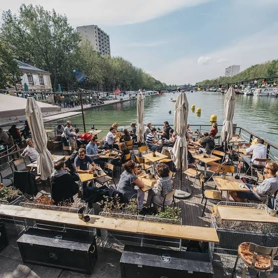 41 Quai de la Loire – Une micro-brasserie artisanale incontournable installée au bord de l'eau, réputée pour ses bières brassées sur place et sa terrasse sur pilotis.