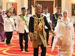 Pertabalan agong ke 16 semua raja raja melayu hadir kecuali johor kelantan perlis n sembilan. Romantiknya Agong Permaisuri Saling Pegang Tangan