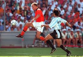 El exgoleador de la naranja mecánica hizo llorar a toda argentina en ese mundial. Holanda 2 Argentina1 Copa Del Mundo Francia 1998 Stade Velodrome Marsella 04 07 1998 Copa Del Mundo Marsella Francia