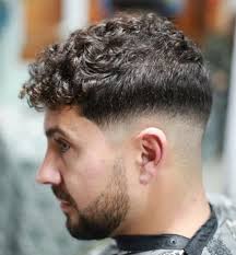Namun ukuran panjang pendeknya dapat dibuat bervariasi. Gambar Kehidupan Potongan Rambut Pria Undercut Keriting