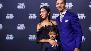 Kylian mbappé wurde am 20.12.1998 in bondy geboren. Cristiano Ronaldo Kam Mit Freundin Und Sohn Zur Fifa Wahl
