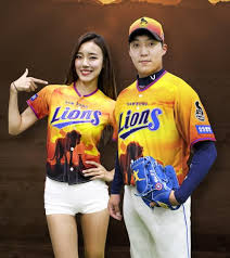 오늘은 mma 글러브와 복싱 글러브의 차이점에 대해 알려드리고자 합니다. ë¼ì´ì˜¨í‚¹ Xì‚¼ì„± ë¼ì´ì˜¨ì¦ˆ 29ì¼ ì»¬ëž˜ë²„ ì›íƒœì¸ ì´ìˆ˜ì§„ ìœ ë‹ˆí¼ ì¸ì¦ìƒ·