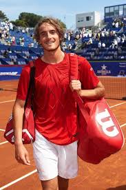 Zverev chơi bất ổn trong set đầu tiên, nhưng đối thủ của anh cũng không khá hơn, hai người liên tục không bảo vệ được game cầm. Barcelona Open Stefanos Tsitsipas Tennis Players Soccer Tennis Tennis Photos