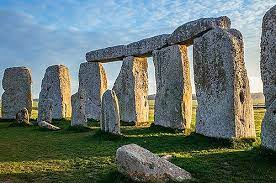 Stəʊ̯n'hɛndʒ] ist ein vor über 4000 jahren in der jungsteinzeit errichtetes und mindestens bis in die bronzezeit genutztes bauwerk in der nähe von amesbury, england. Der Weltberuhmte Steinkreis Stonehenge
