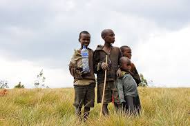 Armut in jeder form und überall zu beenden ist das erste der 17 sustainable development goals, der ziele für nachhaltige entwicklung. Kinder Burundi Flasche Kostenloses Foto Auf Pixabay