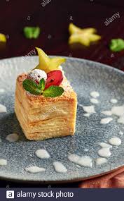 Das rezept für den beliebten russischen kuchen gibt es hier. Napoleon Torte Geschichteten Russischer Kuche Kuchen Mit Creme Nahaufnahme Stockfotografie Alamy