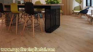 Tersedia motif kayu, batu, solid mulai dari healthcare, retail, housing, industry, sport, education, hospitality, offices, transport dengan harga ekonomis. Lantai Vinyl Motif Kayu Anti Rayap Harga Murah Berkualitas Premium
