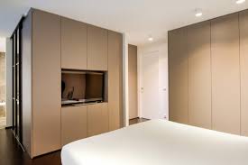maatkasten in slaapkamer met ingebouwde tv en dressing met scheidingswand achter tv wand slaapkamer scheidingswand thuis
