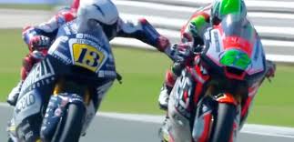Motogp mit allen news, fotos, videos, ergebnissen, ständen, statistiken, steckbriefen und teams. Bei Fast 220 Km H Moto Gp Fahrer Zieht Bremse Seines Gegners Mann Tv