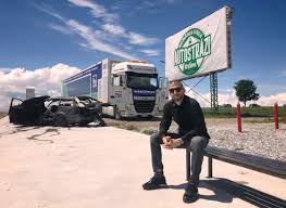 Singurul metru de autostradă din moldova a fost realizat în şapte ore cu o echipă de 17 muncitori. È™tefan Mandachi È™i A Vandut Metrul De AutostradÄƒ Ce A FÄƒcut Cu Banii Foto Video Stiri Diaspora