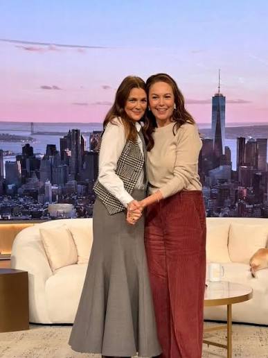 Diane Lane joins Drew Barrymore on The Drew Barrymore Show to talk about  Jan Komasa's “Anniversary”. The episode airs on October 29, 2025 — the same  day the movie premieres! 📸: @lionsgate