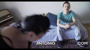 الديوث ال يجيب لامه فحل ينيكها قدامه و هو يجلخ مقطع نااااار - XNXX.COM