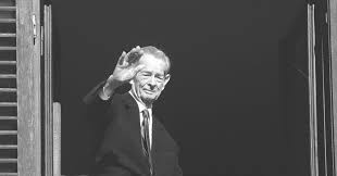 Regele mihai a supervizat activitatea comitetului national roman gandit ca un guvern al din 1949 regele mihai i si regina ana s au mutat la lausanne iar din 1950 in marea britanie unde au locuit pana in 1956 cand s au stabilit in elvetia la. Romania In Doliu A Murit Regele Mihai Mesaje De Condoleante