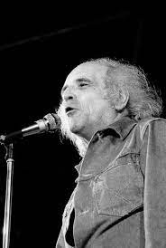 À l'âge de sept ans, il intègre la chorale de la maîtrise de la cathédrale de monaco comme soprano. Leo Ferre Wikipedia