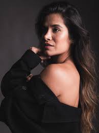 Ayer después de mucho tiempo hice una sesión de fotos, estas fueron las  primeras (vayan preparándose porque voy a subir muchas 😅) tal como llegue,  mi pelo natural y mi cara solo