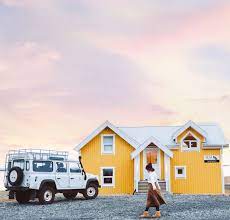 something about iceland 關於冰島 冰島 就像月球的地方 去赴一趟極光的旅行跨越北極圈 一天內的天氣就有如 四季 它可以是酷酷的冰島 但亦可以瞬間變成充滿愛的冰島 除了大風大雨 還有彩虹 滿天星 多不勝 let it be letting go vehicles