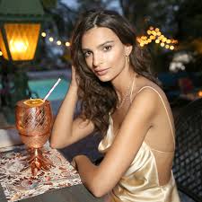 Während eines auftritts in der talkshow von busy phillips diskutierte ratajkowski das wirbelwindgespräch. Emily Ratajkowski Mit 14 Jahren Dieses Bild Ist Eine Warnung Brigitte De