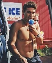 Et lorsqu'on regarde cette photo de lui en octobre 2000, on réalise qu'il a bien. Jason Momoa Behind The Scenes Of Baywatch 21 Year Old Momoa As Lifeguard Jason Loane Who He Played On The Young Jason Momoa Jason Momoa Baywatch Jason Momoa