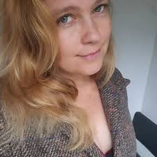 صباح الخير ثريديفيرس! يوم عطلة آخر بالنسبة لي... ماذا يجب أن أقرأ؟ PS  coffee is delicious how are you?