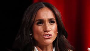 Re Carlo rovinati i piani di Meghan Markle e Harry torna in Inghilterra