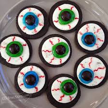 Why bring boring old cookies to the halloween party when you can make these awesome oreo halloween cookie ideas! Oreo Cookie Eyeballs Halloween Treat Diy 100 Directions