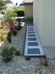 Trottoir Maison Graviers Et Carrelage Entree De Maison Exterieur Amenagement Jardin Amenagement Exterieur