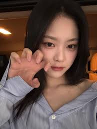 hyunjin] Hyunjin and her cat pose against the world :3