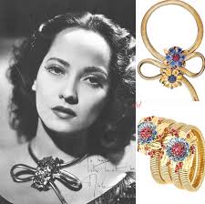 This is my latest necklace. I love these pressed glass cabochons, which  were made in the late forties in West Germany. I also have some from  occupied Japan of the same era. |