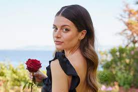 And becomes the eighth bachelorette! Za N5eebv3j1im