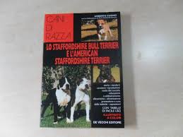 American staffordshire terrier se abbiamo già uno staffordshire terrier americano o stiamo pensando di adottarne uno, è molto importante conoscere le caratteristiche e le qualità che questo cane offre, sapere quali sono i metodi di addestramento più efficaci e come dovremmo applicarli per ottenere un cane adulto sano, socievole ed equilibrato. Lo Staffordshire Bull Terrier E L American Staffordshire Terrier Le Colorguide Cani Di Razza Amazon De Fremdsprachige Bucher