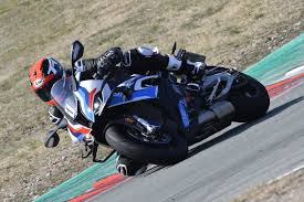 Para ello, hemos aumentado la potencia del motor en línea de cuatro cilindros de la rr para un par de giro superior en la parte central. Bmw M 1000 Rr 2021 Test Auf Rennstrecke Und Landstrasse