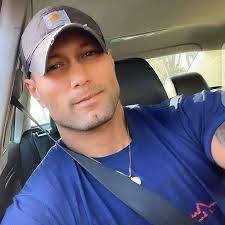 Hilarious 'third-wheel' wedding photos capture love and friendship. "We  were all just having some fun and being our silly selves."  http://abcn.ws/2tVYqn8