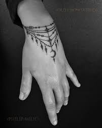 Pin Von Katrin Kleser Auf Tattoos Tattoo Handgelenk Henna Tattoo Vorlagen Hand Tattoo Kette