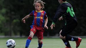 In the game fifa 21 his overall rating is 65. Mit 13 Schon Heiss Begehrt Barca Wunderkind Simons Xavi Auf Den Spuren Von Xavi Fussball Sport Bild