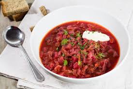 In una pentola abbastanza capiente fate rosolare nello olio scalogni finemente tritati, barbabietole e dadini di patata per circa 5 minuti. Il Borsc O Zuppa Di Barbabietole Rosse Posate Spaiate