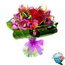 Regala mazzo 3 rose rosse per qualcuno che ami, perché, con le rose rosse sarai sicuro si fare centro nel loro cuore! Mazzo Di Rose Rosse E Alstroemeria Rosa