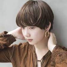 ショート編 小顔効果も狙えます 面長さんにおすすめの髪型はコレ 4meee 髪型 ショートヘア 前髪 長い