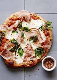 Comment On Fait On Etale De La Sauce Tomate Sur Une Pate A Pizza Et On Enfourne 10 Mn A 250 C Th 8 On Sort La Burrata Recette Recette Recettes De Cuisine