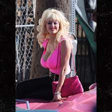 Emmy rossum, qui a porté leurs vêtements, est révoltée et dénonce. Emmy Rossum Transforms Into Angelyne On Set Of New Peacock Show