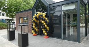 Zittend ziekenvervoer per taxi of rolstoeltaxi naar een zorginstelling, ziekenhuis, covid testcentrum, revalidatiecentrum, praktijk voor fysiotherapie, behandelcentrum, de huisarts of awbz instelling etc etc. Splinternieuw Cafetaria Laat New Kids Maaskantje Voortleven De Jos Brinkie Blijft Net Als Broodje Bakpao Jonguh Meierij Bd Nl