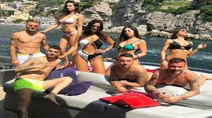 Jessica melena sfoglia il suo album di famiglia a 'vieni da me' insieme a caterina balivo e racconta il suo amore per ciro immobile e i suoi figli.la. Positano Iniziano Le Vacanze Per Immobile Giro In Barca Con La Moglie Jessica E Gli Amici Positanonews