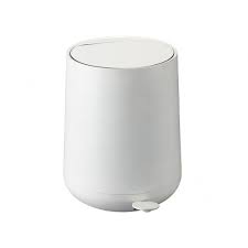 As a neutral color scheme, anyone in the family feels welcome: Zone Nova Pedal Bin 5l White Black By Design