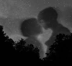 Ionela a fugit de singuratate. Negustorul De MÄƒtÄƒsuri Despre SingurÄƒtate È™i TÄƒceri Dragos Serban