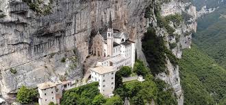 The madonna della corona sanctuary, set like a jewel in the cliffs above the valdadige valley, is served by a shuttle bus that connects it to the village of spiazzi every 15 minutes on holidays and. Ein Von Den Bergen Gekronter Ort Ifly Klm Magazine 2019